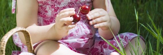 En mark med en pige der har bær i hånden